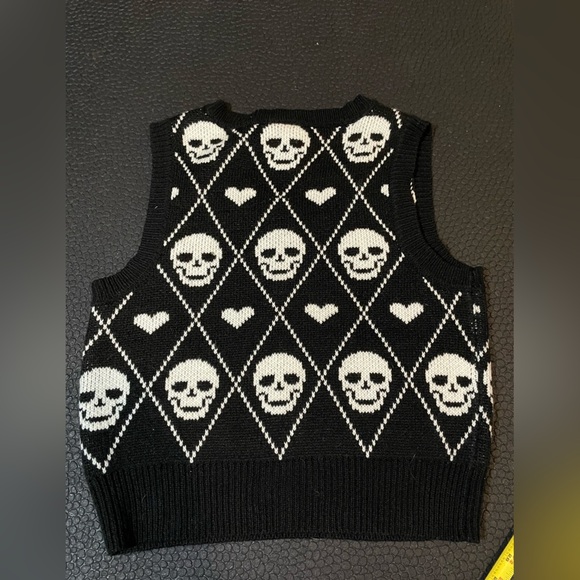 Black and white skulls and hearts, hot topic vest size small‎ - Picture 6 of 7